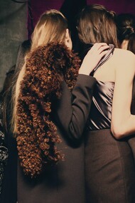 Arte e moda. Castel del Monte rappresenta il crocevia di diversi popoli, culture, civiltà e religioni che hanno plasmato il Mediterraneo durante il XIII secolo. Il marchio richiama il vestiario dell’epoca sintetizzando il passato classico e le influenze orientali e bizantini attraverso l’utilizzo di pellicce, mantelli, tuniche e perle