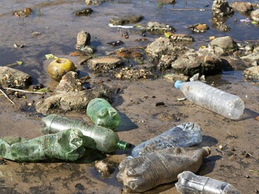 A leptospirose apresenta-se como uma enfermidade negligenciada e que afeta maioritariamente a população em situação de vulnerabilidade social. Seu controle requer políticas públicas integradas, com melhorias no saneamento, manejo de roedores e educação da população. A utilização de tecnologias espaciais pode auxiliar na priorização de áreas críticas e na redução da morbimortalidade associada à doença