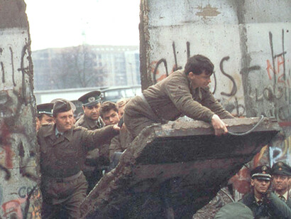 Personas atravesando el caído Muro de Berlín. Ese acontecimiento histórico abrió paso a una etapa de hegemonía occidental y liberalismo global