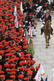 El General saludando a las compañías en la Plaza San Juan de Irún