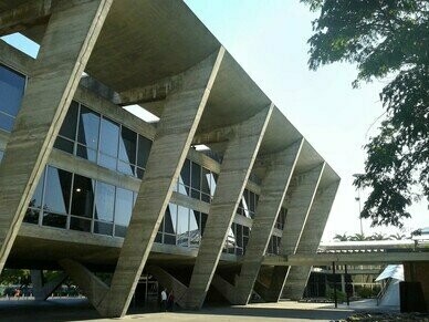 Essa integração entre o espaço construído e o ambiente natural é um dos primeiros encantos do MAM RJ. O museu não se impõe à paisagem, mas dialoga com ela. O visitante sente que está entrando em um lugar onde a arte não está isolada, mas sim conectada ao cotidiano da cidade e à beleza do Rio de Janeiro