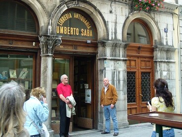 L'opera più celebre di Saba, Il Canzoniere, riflette una continua ricerca di verità interiore. Esterno della sua libreria antiquaria a Trieste, Italia