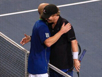 Fin de match à la Rogers Cup 2011 : Andre Agassi et Jim Courier se saluent à Montréal, dans un geste sobre qui rappelle une grande page du tennis des années 1990