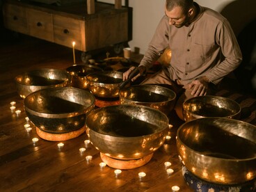 A linguagem da poesia tem uma configuração especial, o que a torna intraduzível. Quando dizemos que a poesia é intraduzível, não estamos afirmando que ela não possa ser traduzida para uma outra língua, ela é intraduzível mesmo dentro da própria língua. Isso porque na poesia a linguagem verbal está associada ao ritmo, à sonoridade das palavras e às imagens sugeridas por elas