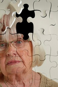 Una mujer a la que le falta una pieza en su cabeza