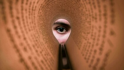 Em um cenário no qual o “politicamente correto” se tornou tema de intensa discussão — o que é engraçado? O que ofende? O que se pode e o que não se deve dizer? — Encontrar alguém que se inclina ao humor sem recorrer à humilhação das minorias é raro. Melhor ainda é ler algo que nos provoque o riso e ao mesmo tempo a reflexão consciente. Esse é exatamente o território de André Dahmer