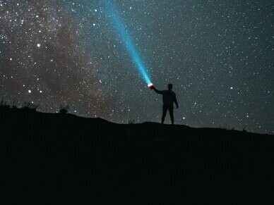 Está escuro aqui dentro da Casacorpo, mas lá do lado de fora, o céu está cheio de brilho de estrelas