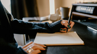 Expandir el universo de una novela exige atreverse a explorar sus zonas ocultas mediante ejercicios que profundicen en los personajes y en los conflictos que los determinan