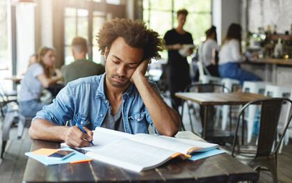 Escrevo esse texto no final do ano passado, um ano que foi muito produtivo para mim, que mesmo sem saber as respostas, resolvi bem as questões que pude e as outras, que não pude, deixo para depois. Acredito que não levei pau, talvez fique de recuperação e tenha que estudar mais um pouco, tudo para, ainda assim, não ter resposta alguma que eu não me acho na responsabilidade de responder
