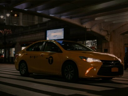 A cidade dele cheirava a graxa e solidão. A nossa cheira a “tem sinal” e cansaço emocional. O cenário mudou. O apetite por testemunhas continua rigorosamente o mesmo
