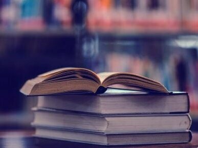 Livros empilhados. Ao atingir o cume, porém, vem a recompensa: a autoconfiança também vai para as alturas, a autoestima se agiganta e aí sim vem a sensação de que a vida vale a pena
