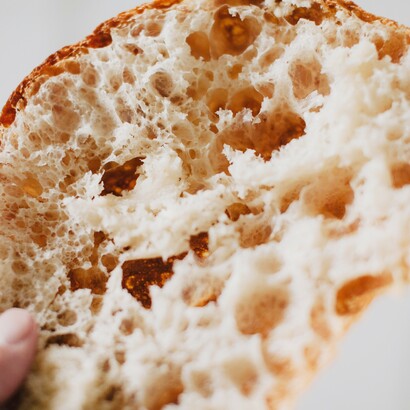 Il consumo regolare di pane ottenuto da grani antichi favorisce una dieta più sana, con farine integrali, minore glutine “pesante”, e un miglior profilo nutritivo che può mitigare patologie legate allo stile alimentare moderno