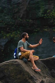 Pesquisadores em estudo in loco de impacto de chuvas em comunidade brasileira. Conheça as nuances históricas e políticas neste debate crucial sobre desigualdade e justiça socioambiental