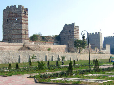 Las murallas de Constantinopla eran legendarias. Construidas en el siglo V por el emperador Teodosio II, consistían en tres líneas: un foso, un muro exterior más bajo y un muro interior de más de 12 metros de altura y hasta 5 metros de espesor. 
Las murallas de Teodosio en "Constantinopla", Estambul,Turquía