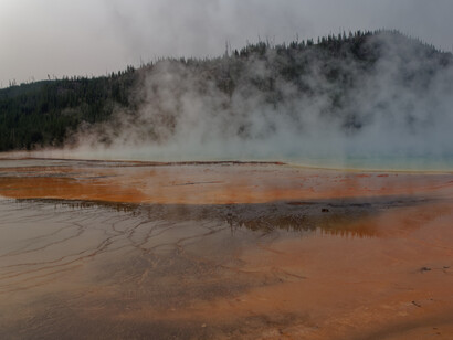 El agua del Gran Prismático forma pequeñas terrazas escalonadas. Borde de la Gran Fuente Prismática, septiembre de 2017. Yellowstone, EE.UU.