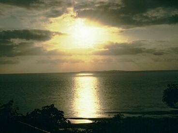 Quando enfim a tempestade deu tréguas, o sol do nascer do dia vencia a nebulosidade, e o mar cansado dormia, sereno, Cominda levantou-se devagar, sacudindo a areia do seu corpo. Os olhos postos no horizonte: um mar vazio (sem conter as lágrimas, também nós procurávamos por Pedro)