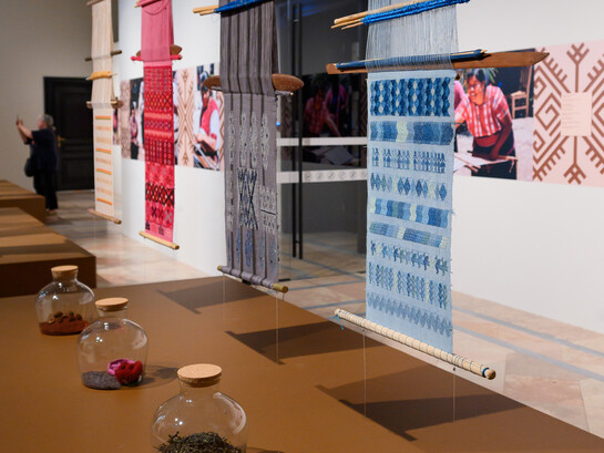 The colours of the Earth. Modern textile art in Mexico, exhibition view. Courtesy of Weltmuseum Wien