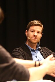 Alonso è stato un leader in campo, famoso per la sua compostezza, il suo gioco pulito e il suo carisma, dimostrando come un giocatore possa comandare senza alzare mai troppo la voce. Foto Real Sociedad