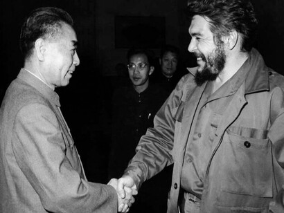 Zhou Enlai saluant Che Guevara en février 1965. Il s'agit de la deuxième visite de Che Guevara en Chine, la première ayant eu lieu en novembre 1960