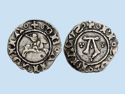 Italia, Ancona, ca. XV secolo. Bolognino d'argento, sul verso presenta un cavaliere a cavallo, che brandisce spada circondato da un'iscizione: DE°LNCONL°. Sul retro una "A" con tre trilobi e iscrizione: PP° S (S retrogrado)°Q °RILCVS (S retrogrado)