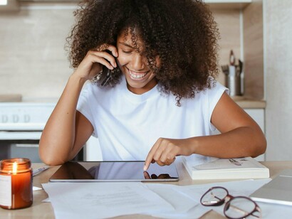 A literatura científica demonstra que o uso excessivo de telas em adultos não é inocente. Em estudo conduzido pela Stanford University, foi observado o “afinamento do córtex cerebral” em adultos jovens com elevado uso de telas, a camada responsável por funções como memória, tomada de decisão e resolução de problemas



