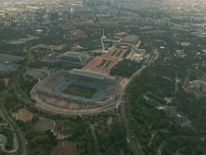 El estadio se recuperó como un gesto para enlazar diferentes acontecimientos, pero solo se conservó la fachada neoclásica y se hizo un nuevo y moderno estadio por dentro. El Anillo Olímpico de Montjuïc, Barcelona, España