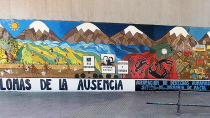 El mural de Lomas de Macul, Chile, se levanta como una intervención artística comunitaria que devuelve al espacio público la memoria borrada