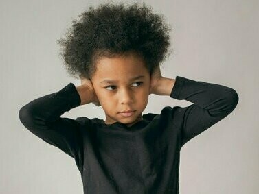 A grande lição que o efeito Pigmaleão nos ensina é que as expectativas que temos sobre os outros e sobre nós mesmos podem determinar a maneira como pensamos, agimos e tomamos decisões. Este artigo<sup>2</sup> ilustra uma experiência feita com ratos, na qual uma equipe de pesquisadores recebeu dois grupos de roedores para treinamento. A eles foi dito que um grupo de ratos era esperto, enquanto o outro aprendia de forma mais lenta. Os ratos chamados de "espertos" se saíram melhor no treinamento do que os ratos rotulados como lentos. Isso demonstrou o quanto as expectativas influenciam o resultado do trabalho com os ratos