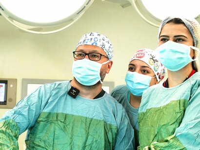 Na saúde privada, a judicialização ocorre principalmente por negativas de cobertura — ou seja, quando o plano se recusa a pagar determinado tratamento ou internação. Muitas vezes, essas negativas são revertidas judicialmente. Tanto que CPI´s estão sendo abertas para apuração de fraudes que ocorrem nos planos de saúde brasileiro