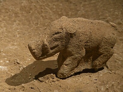 A variety of animal representations, both smaller and larger than life, have been uncovered at Göbekli Tepe, Turkey, and are showcased here. The smaller figures are carefully displayed in cases, while the larger ones are positioned to create the illusion of roaming across the site’s landscape
