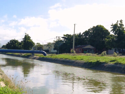 Las etiquetas deberían contar lo que interesa de verdad. Calcio y magnesio, bicarbonatos, TDS (Total de Sólidos Disueltos), lote y fecha legibles, planta responsable y un enlace a los análisis recientes.  Acueducto y alcantarillado en Nibaje, en Santiago de los Caballeros, República Dominicana