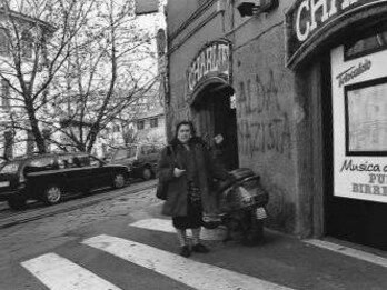La poetessa Alda Merini mentre si reca al caffè Chimera di Milano, locale che frequentava abitualmente