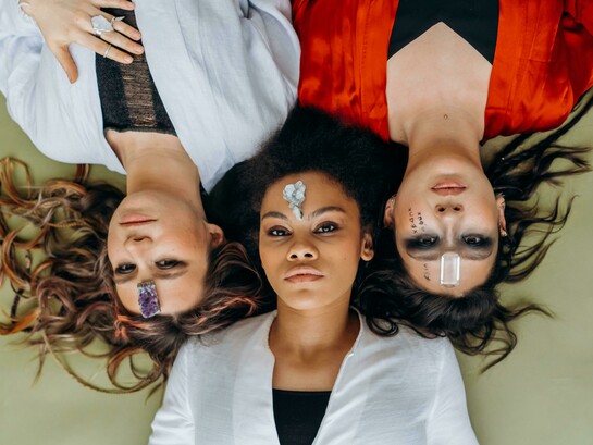 Historicamente, o que hoje nomeamos como Sagrado Feminino tem raízes em sociedades antigas onde o feminino era, em muitos casos, objeto de veneração e sacralização. Culturas neolíticas reverenciavam deusas-mães como símbolos da fertilidade, da natureza cíclica e do mistério da vida — rituais ligados à terra, ao ciclo lunar e à reprodução fundamentavam essas cosmovisões. Exemplos emblemáticos incluem as deusas Isis, Deméter, e Inanna, cujas narrativas encarnavam os mistérios da criação, morte e renascimento