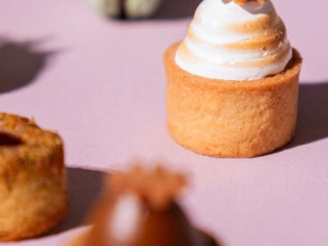 En manos de quien los recibe, sus postres despiertan un pequeño relato: primero se miran, luego se huelen y finalmente revelan su historia al probarlos