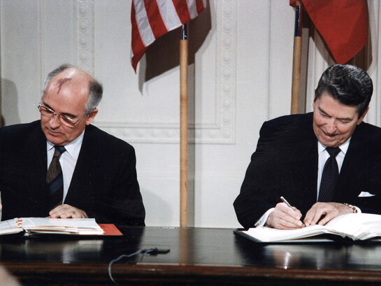 Mijail Gorbachov y Ronald Reagan firman el Tratado de Armas Nucleares Intermedias (en la Casa Blanca, 8 de diciembre de 1987