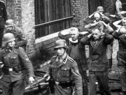 Historisches Bild: Am 1. September 1939 nahmen Wehrmachtsoldaten polnische Postbeamte in Danzig fest