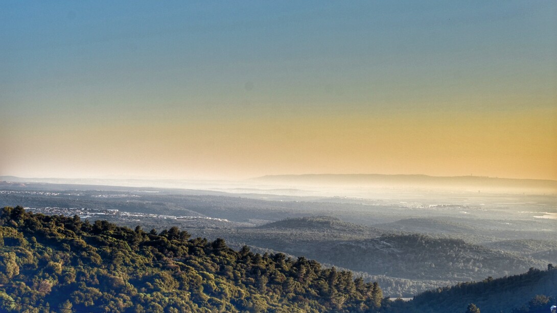 Contaminación del aire cerca de Haifa, 2017. Desde Hanita, kibutz situado en la Galilea occidental, hasta la vista del Monte Carnel, podemos ver el smog, Israel