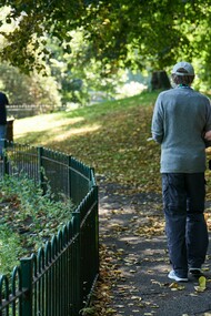 Anziani passeggiano nel parco