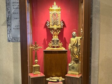 Roma, Basilica di San Giovanni in Laterano, Vetrina dedicata a San Giovanni Evangelista, ph. Anastasia Maria Luciani