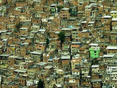 Favela da Rocinha, Rio de Janeiro, Brasil. O financiamento de um imóvel básico no chamado banco público, a Caixa Econômica Federal, não sai por menos de R$800,00/mês por 30 anos, com a parcela escalonada para cima somando inflação, correção monetária, impostos embutidos