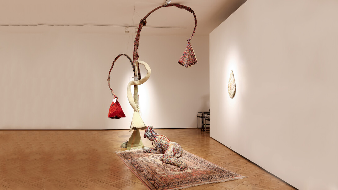 Noushin Redjaian, Tree of life, ausstellungsansicht. Mit freundlicher genehmigung der Galerie Ernst Hilger. Foto von © Katharina Schiffl