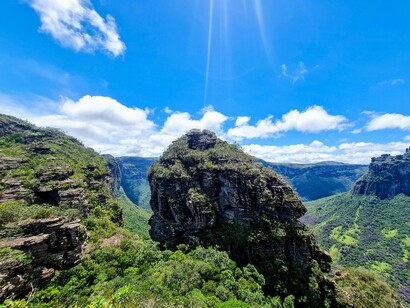 Abrangendo algumas localidades rurais, entre elas o distrito de Caeté-açu, conhecido internacionalmente como o Vale do Capão, nasce a iniciativa através do fomento às artes, da Política Nacional Aldir Blanc, beneficiando Mulheres maduras e grande parte da cadeia produtiva da Dança dentro do Vale, fomentando arte como possibilidade cultural, feminina e criativa, tendo como ferramentas a Dança e a Natureza para o auto desenvolvimento de si e da comunidade em seu entorno, ambas precisando de cuidados e proteção
