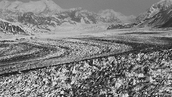 Sebastião Salgado, Un ghiacciaio che si stacca, accanto gli effetti della progressiva erosione. Ghiacciaio Grey, Campo de Hielo, Parco Nazionale Torres del Paine, Patagonia, Cile, 2007. Mit freundlicher genehmigung des Mart