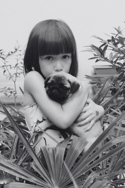 Ce lien silencieux entre une petite fille et son chien dit tout ce que les mots peinent à expliquer : attachement, confiance, fidélité