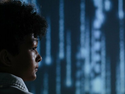 A computação cognitiva, que visa simular o funcionamento do cérebro humano, está em pleno desenvolvimento. Projetos como o Blue Brain e o Human Brain Project buscam mapear e replicar as conexões neurais humanas em ambientes computacionais. Isso poderá abrir caminho para sistemas que compreendam a linguagem natural em níveis mais profundos, antecipem comportamentos e resolvam problemas com criatividade, o que até então é exclusivo dos seres humanos



