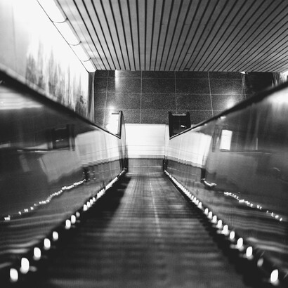 Nato nel clima inquieto del dopoguerra, il libro riflette la ricerca di un nuovo modo di “esserci” dopo il crollo delle certezze moderne