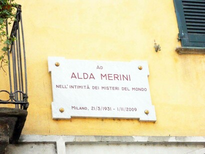 Targa commemorativa del ponte Alda Merini, Milano, Italia