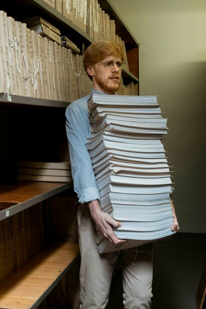 Outro papel relevante do bibliotecário da atualidade deve ser o conhecimento e domínio das tecnologias digitais, para saber se aproximar dos leitores que estão das mídias digitais. Possuir competências digitais é, atualmente, uma necessidade obrigatória para os profissionais das bibliotecas