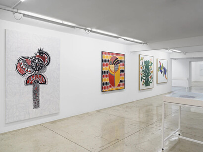 Àkùko, Eiyéle e Ekodidé – Uma revoada de Alberto Pitta, vista da exposição. Cortesia da Galeria Nara Roesler