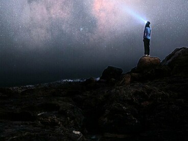 Sous la Voie lactée, le chemin reflète l’interconnexion des formes et des potentialités infinies